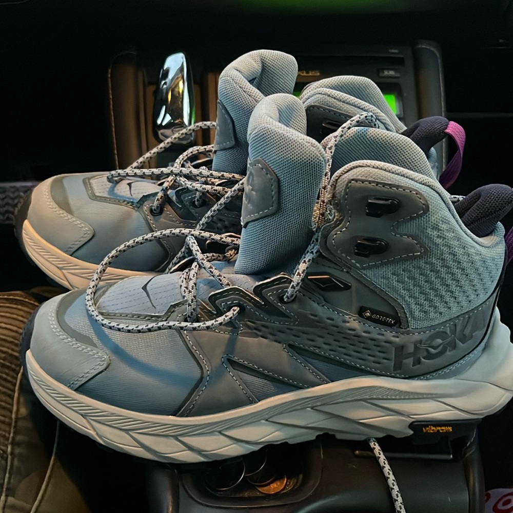 Up for sell is a brand new pair of Hoka one one Gore Tex (women’s) size (7B)